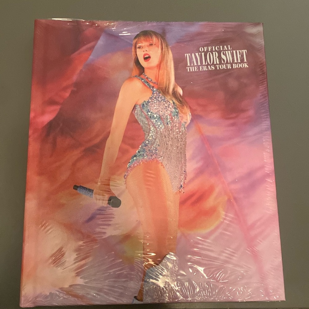 💖 Official Taylor Swift The Eras Tour Book - New & Sealed
💖